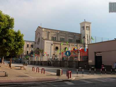 L�edificio religioso � per� solo una parte di tutto il complesso che comprende al suo interno anche una biblioteca, un cinema e un centro sportivo